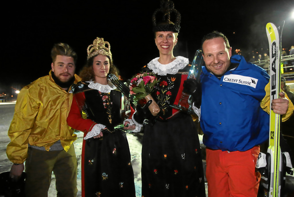 ST. MORITZ, 5FEB16 - Baschi (L) und Claudio Zuccolini posieren mit Ehrendamen waehrend dem naechtlichen 'Prominenten-Skikjoering' auf dem gefrorenen St. Moritzersee anlaesslich des 2. Night Turf in St. Moritz am 5. Februar 2016. Impression of horse races by night on the frozen lake of St. Moritz during the second Night Turf St. Moritz, Switzerland, February 5, 2016.  swiss-image.ch/Photo Andy Mettler